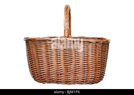 Panier en osier traditionnel tissé à partir de saule, isolé sur un fond blanc. Banque D'Images