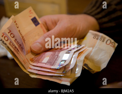 Close up of man holding euro note Banque D'Images