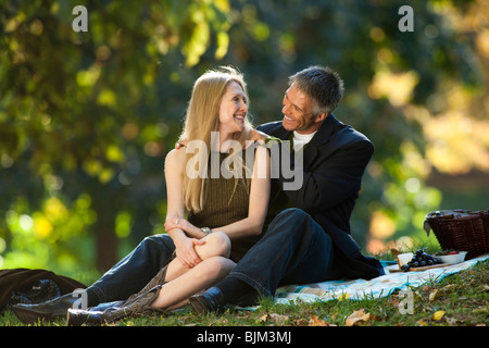 Couple having picnic en plein air Banque D'Images