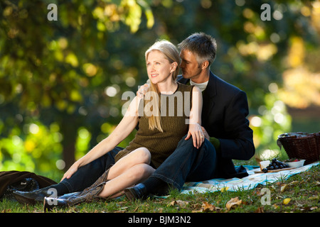 Couple having picnic en plein air Banque D'Images