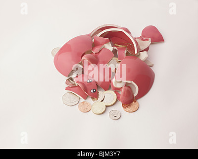 Brisé broken pink piggy bank avec de nouvelles pièces livre menthe Banque D'Images