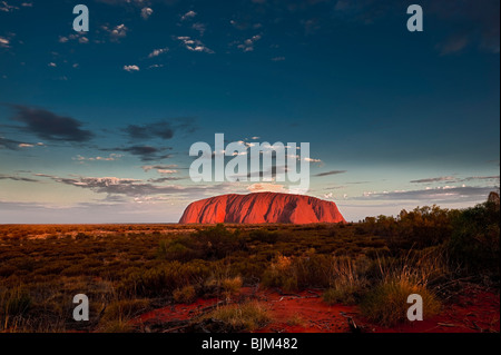 Uluru, aussi connu sous le nom de Ayers Rock, au coucher du soleil. Territoire du Nord, Australie Banque D'Images