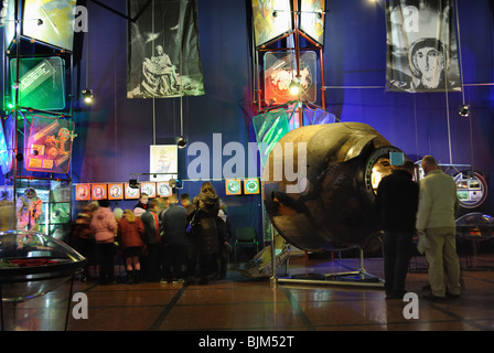 Les visiteurs de l'exposition "Cosmos". Le Musée d'Astronautique Sergiy Korolev à Jytomyr. Banque D'Images