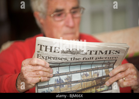 Monsieur âgé lire le journal The Times avec le titre, les charges, l'image complète. Banque D'Images