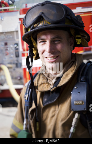 Pompier en uniforme smiling Banque D'Images