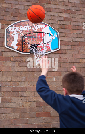 Un modèle a publié la photo d'un garçon de 10 ans jouant au basket-ball au Royaume-Uni Banque D'Images