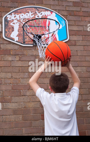 Un modèle a publié la photo d'un garçon de 10 ans jouant au basket-ball au Royaume-Uni Banque D'Images