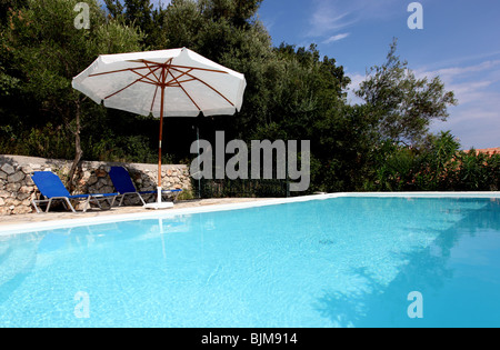 Maison de vacances de luxe villa de vacances piscine et solarium isolée. Banque D'Images