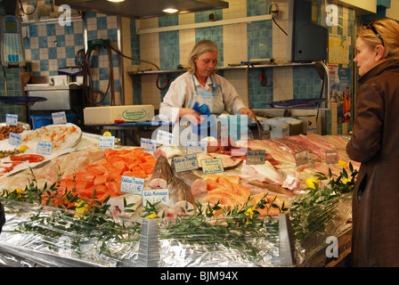 Vente de poisson à l'étal du marché Paris France Banque D'Images