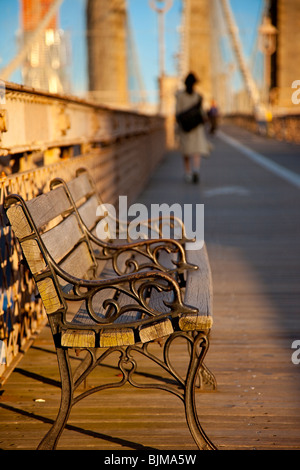 Banc de parc le long du trajet du matin tôt à travers le pont de Brooklyn, New York USA Banque D'Images