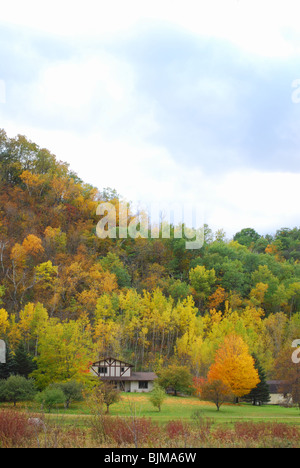 Couleurs d'automne sur la rivière Mississippi Road au Minnesota Banque D'Images