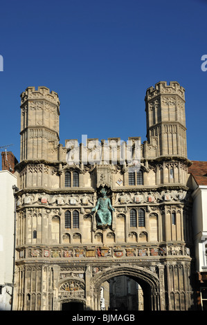 Porte d'entrée Tudor aux motifs de l'UNESCO World Heritage site de la Cathédrale de Canterbury dans le Kent, Royaume-Uni Banque D'Images