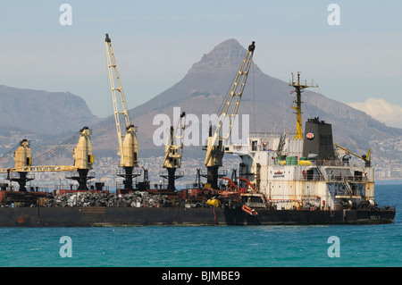 Les Seli 1 un petit vraquier fixe échoué dans le Table Bay au large de Cape Town Afrique du Sud. Proche de la plage de Bloubergstrand la c Banque D'Images