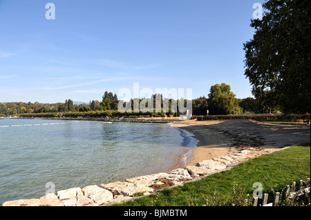 La petite plage de sable sur le lac de Genève dans la ville de Genève, Suisse. Banque D'Images