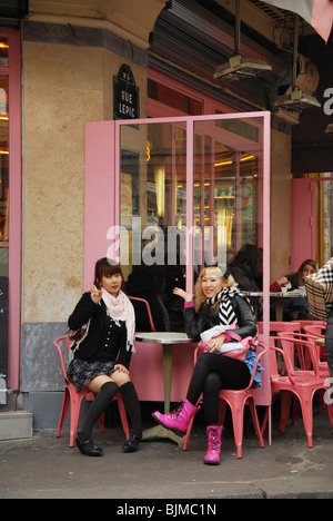 Les touristes japonais au café des 2 Moulins célèbre film pour Amélie Paris France Banque D'Images