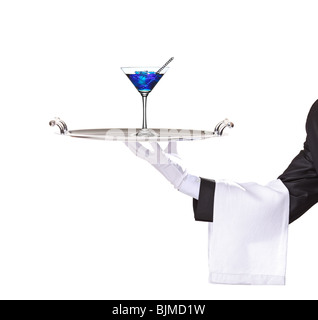 Un butler holding a tray with cocktail curaçao bleu sur elle Banque D'Images