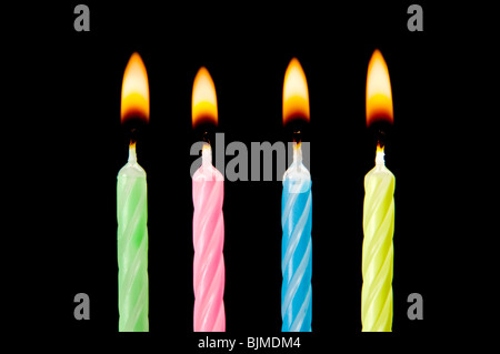 Bougies d'anniversaire avec la flamme allumée Banque D'Images