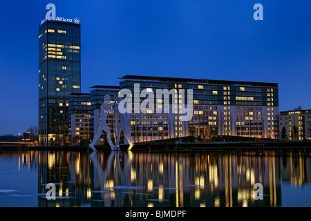 Tour de l'Alliance sur la rivière Spree, avec la molécule monument l'homme par l'artiste américain Jonathan Borofsky, Berlin, Germany, Europe Banque D'Images