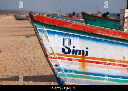 Bateau de pêche colorés sur la plage, plage, Côte d'Malabarian Somatheeram, Malabar, l'état du Kerala, en Inde, en Asie Banque D'Images