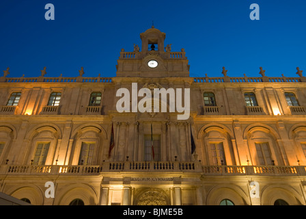 L'Italie, la Sicile, Catane, Palazzo dellíUniversit‡ la nuit Banque D'Images