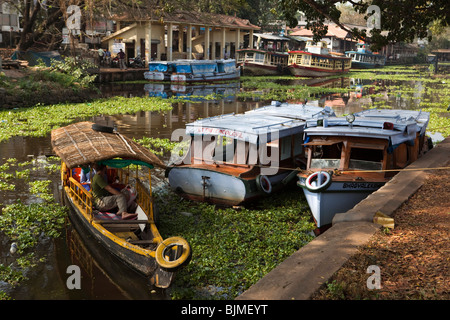 L'Inde, le Kerala, Alappuzha (Alleppey), Canal du Nord, l'embarcadère des touristes sur petit bateau d'excursion touristique de remous shikara Banque D'Images