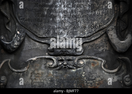 Hommes verts sur le 17e siècle monument à John Mylne murale ou Milne dans Greyfriars Kirkyard, Édimbourg, Écosse, Royaume-Uni. Banque D'Images