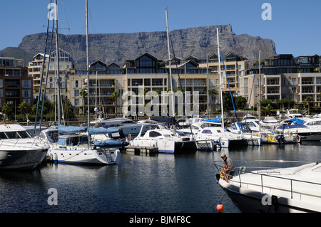 Luxury Waterfront Properties et moorings négligé par Table Mountain Cape Town Afrique du Sud Banque D'Images