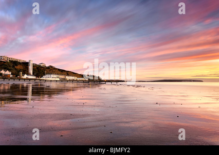 Lever de soleil sur la plage de Shanklin. L'île de Wight, Angleterre, RU Banque D'Images