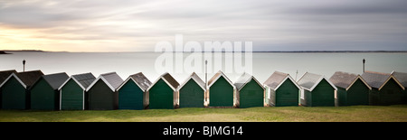 Vue panoramique de cabanes de plage à la baie de Grondin. L'île de Wight, Angleterre, RU Banque D'Images