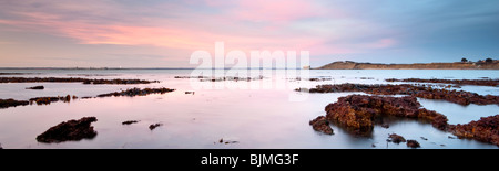 Vue panoramique sur la baie de Colwell au lever du soleil. L'île de Wight, Angleterre, RU Banque D'Images