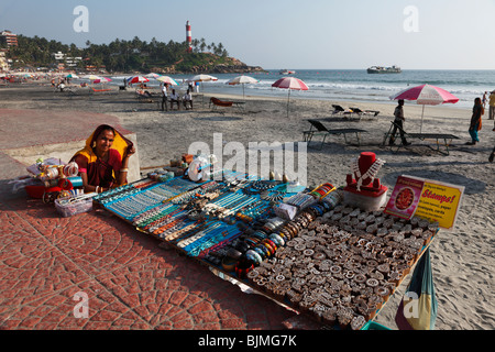 Femme à caler avec des souvenirs, Lighthouse Beach, Kovalam, Malabarian Coast, Malabar, l'état du Kerala, en Inde, en Asie Banque D'Images