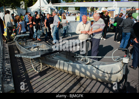 Paris, France, grande foule activités des personnes âgées, visite du salon des transports alternatifs, hommes seniors regardant le canoë électrique, innovation en dehors de la france, panneaux solaires paris, europe zéro carbone Banque D'Images