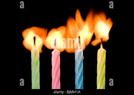 Bougies d'anniversaire avec la flamme allumée Banque D'Images