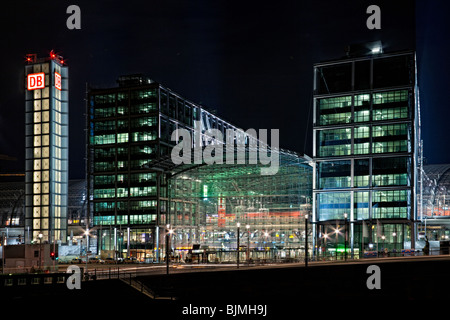 Allumé Berlin Hauptbahnhof, la gare principale de Berlin, Germany, Europe Banque D'Images