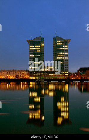 Tours jumelles de Berlin sur la rive de la rivière Spree, Berlin, Germany, Europe Banque D'Images