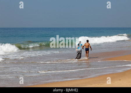 Couple indien sur une plage de sable, plage, Côte d'Malabarian Somatheeram, Malabar, l'état du Kerala, en Inde, en Asie Banque D'Images