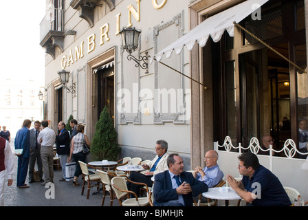 L'Italie, Campanie, Naples, Piazza Trento Trieste, un Gambrinus Banque D'Images