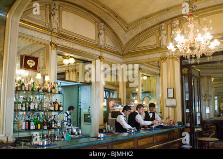 L'Italie, Campanie, Naples, Piazza Trento Trieste, un bar Gambrinus Banque D'Images