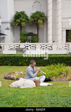 Jeune homme jouant de la trompette pour distribuer dans la cour de la ville historique de Alcazar Hotel à Saint Augustine, Floride en 1565 Banque D'Images