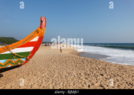 Plage de sable avec des bateaux de pêche, Plage, Côte d'Malabarian Somatheeram, Malabar, Kerala, Inde, Asie Banque D'Images