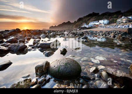 Soleil au-dessus des roches à Steephill Cove. L'île de Wight, Angleterre, RU Banque D'Images