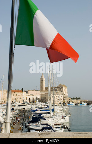 Italie, Pouilles, Trani, Cathédrale au bord de l'eau, port, drapeau italien Banque D'Images