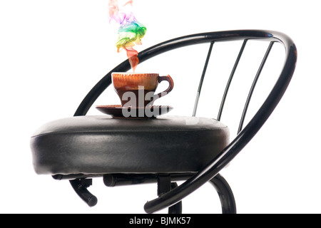 Tasse de café bar sur une chaise avec une couleur fumée. Isolated over white. Banque D'Images