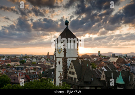 Schwabentor Gate et le centre ville historique, Freiburg im Breisgau, Bade-Wurtemberg, Allemagne, Europe Banque D'Images