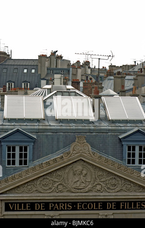 Paris, France- Détail, panneaux solaires sur le toit sur la construction dans le centre ville. Banque D'Images