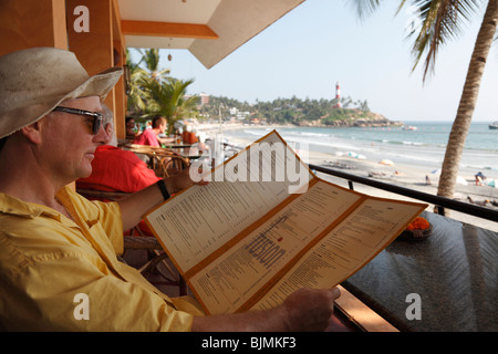 Le menu lecture touristique d'un café sur Lighthouse Beach, Kovalam, Malabarian Coast, Malabar, l'état du Kerala, en Inde, en Asie Banque D'Images