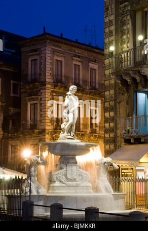 L'Italie, la Sicile, Catane, Piazza del Duomo, fontaine de nuit Banque D'Images