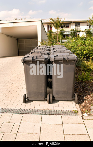 De nouvelles poubelles en face d'une maison moderne, Munich, Bavaria, Germany, Europe Banque D'Images