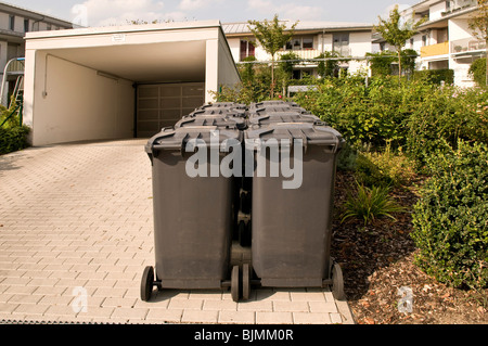 De nouvelles poubelles en face d'une maison moderne, Munich, Bavaria, Germany, Europe Banque D'Images