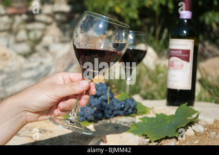 Main tenant un verre de vin, un pique-nique avec vin du Chianti près de Sienne, en Toscane, Italie, Europe Banque D'Images